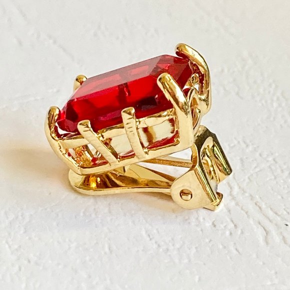 Vintage Red Glass Jewel Cut Gold Plated Clip On Earrings 1970s Made in USA New - Picture 6 of 12